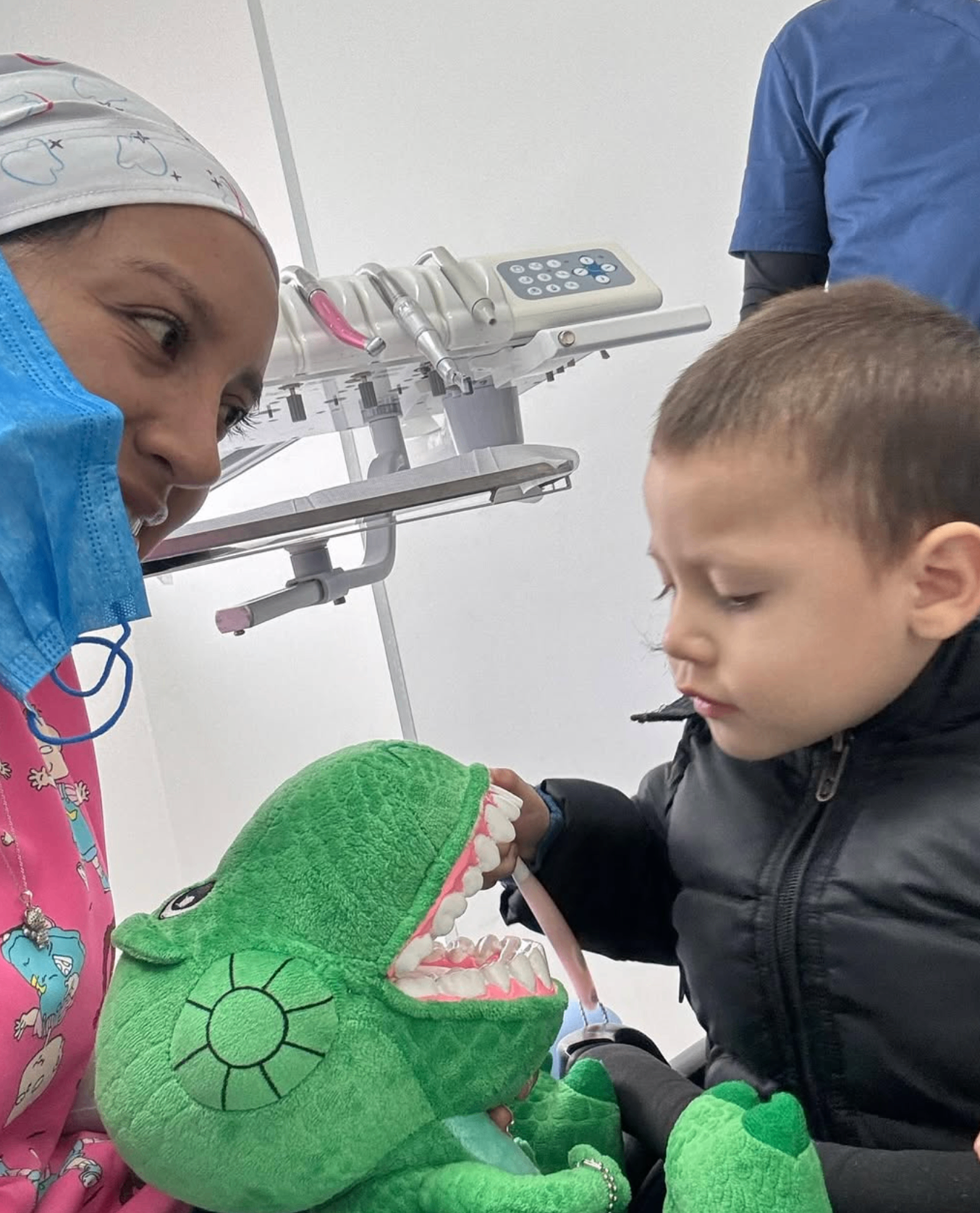 Atención odontopediátrica con enfoque lúdico en Space Dental Cuenca