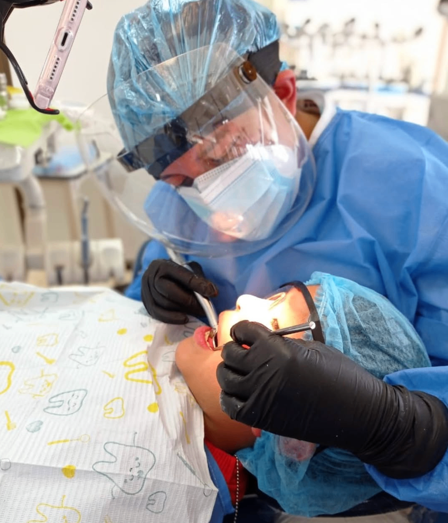 Tratamiento odontopediátrico en el consultorio de Space Dental Cuenca